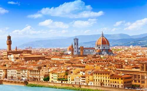 Circuit en bus touristique de Florence Bus touristique à ciel ouvert devant le Duomo de Florence