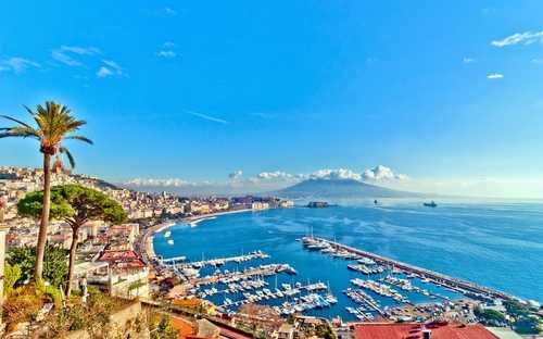 Bus touristique à ciel ouvert sur la baie de Naples