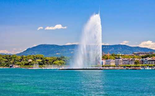 Bus touristique à ciel ouvert au lac Léman à Genève