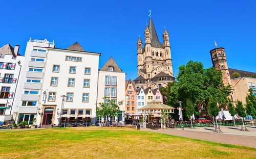 Bus à ciel ouvert devant la cathédrale de Cologne