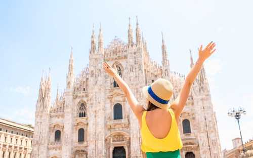 Bus touristique à ciel ouvert devant le Duomo à Milan